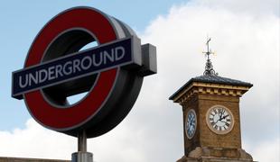 Zaradi kratkega stika manjša eksplozija na londonski podzemni železnici