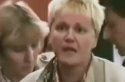 Obupano mamo mrtvega vojaka pred kamero uspavali z injekcijo #video