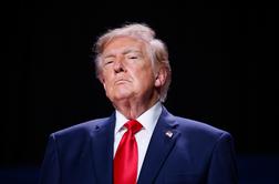 Trumpov shod v Teksasu zaznamovali žvižgi in protesti: "Plačujejo jih sovražniki naše države"