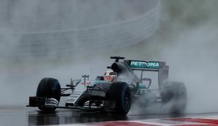 Hamilton kralj dežja, Vettel z novim motorjem drugi