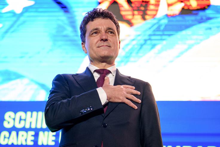 Petinpetdesetletni sredinski župan Bukarešte Nicusor Dan je v prvem krogu 4. maja letos kot neodvisni kandidat dobil nekaj manj kot 21 odstotkov glasov. Dan je odličen matematik in je tudi dobitnik zlatih medalj na mednarodnih matematičnih olimpijadah v letih 1987 in 1988. Za razliko od Simiona je Dan zagovornik EU. Župan Bukarešte je postal leta 2020. | Foto: Guliverimage