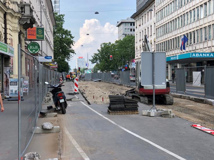 Tukaj je še pred dobrim mesecem stalo avtobusno postajališče, ki so ga zdaj prestavili na staro lokacijo, kjer bo tudi ostalo. | Foto: Branka Grbin