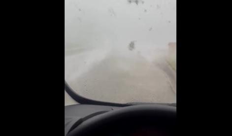 Avtomobilu prečkal pot silovit tornado #video