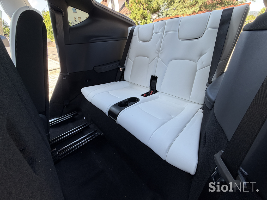 Tesla model Y 7 sedežev