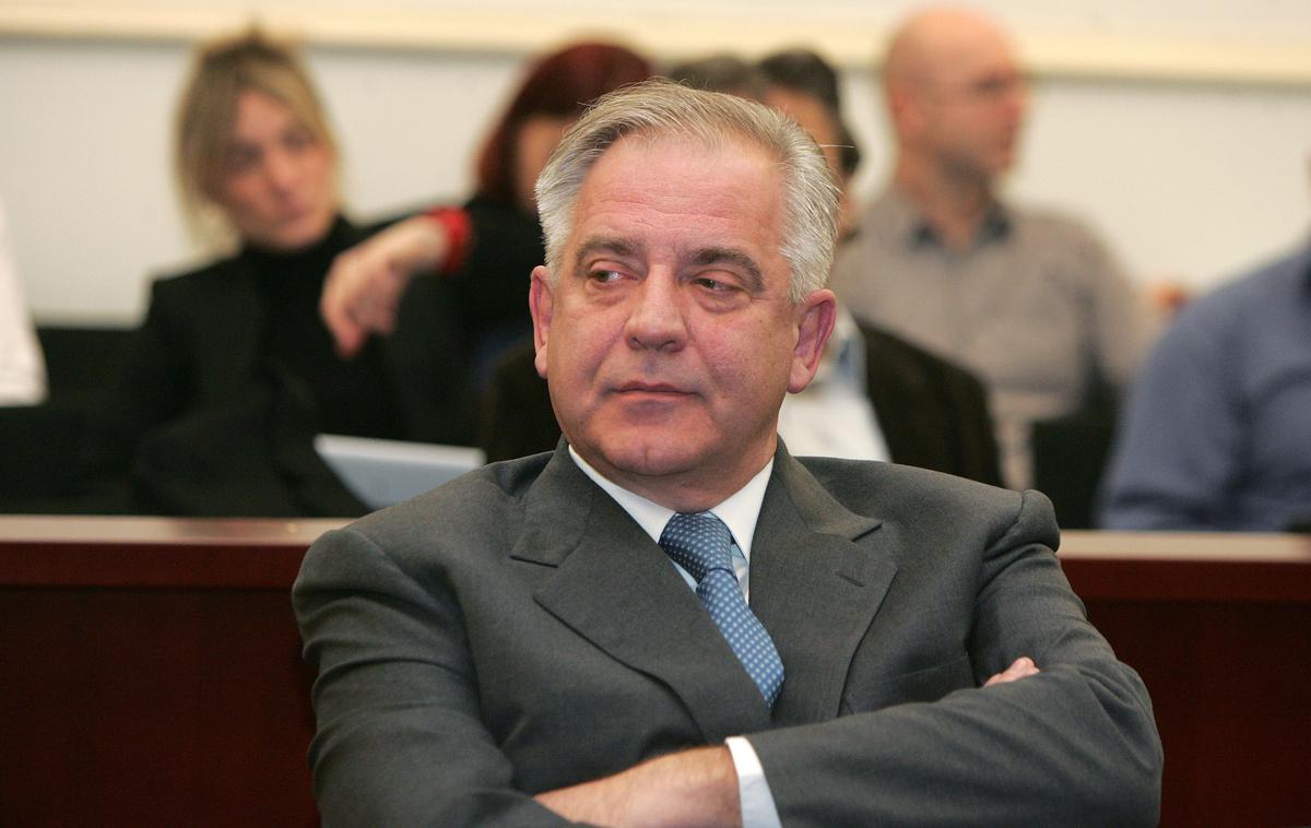 Ivo Sanader | Sanader prestaja šestletno zaporno kazen zaradi korupcijskega primera Planinska. Prejšnji mesec sta postali pravnomočni sodbi v korupcijskih primerih Fimi-media in Ina-Mol, v katerih je vrhovno sodišče obsodilo nekoč najmočnejšega hrvaškega politika na sedem oz. šest let zapora. Nepravnomočno je obsojen na zaporno kazen tudi v primeru Hypo banka. Potem ko bodo znane vse pravnomočne sodbe, bodo 67-letnem Sanaderju določili enotno zaporno kazen. | Foto STA