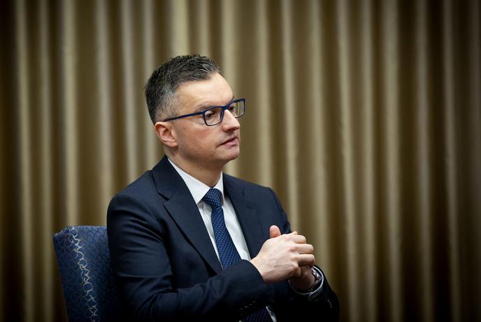 Šarec Janši: Vemo, kdo vozi maseratija