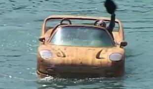 Po kanalih v Benetkah pluje leseni ferrari F50 (video)