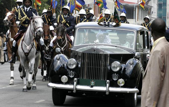Mugabe naj bi bil tudi velik ljubitelj kriketa in anglofil, čeprav je Veliko Britanijo, katere kolonija je bila Rodezija do leta 1980, tudi sovražil. | Foto: Reuters