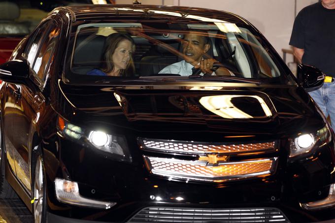 Drugo je tale chevrolet volt, ki ga je v tovarni ameriškega proizvajalca avtomobilov General Motors leta 2010 premaknil za pet metrov, nekaj krogov pa je z njim pozneje naredil tudi na dvorišču Bele hiše.   | Foto: Reuters