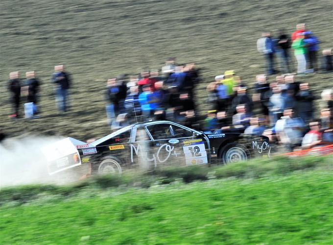 Lancia 037 rally je bil prvi dirkalnik Lancie za skupino B v začetku osemdesetih let prejšnjega stoletja. Moč sredinsko postavljenega motorja se prenaša na zadnji kolesi. | Foto: Gregor Pavšič