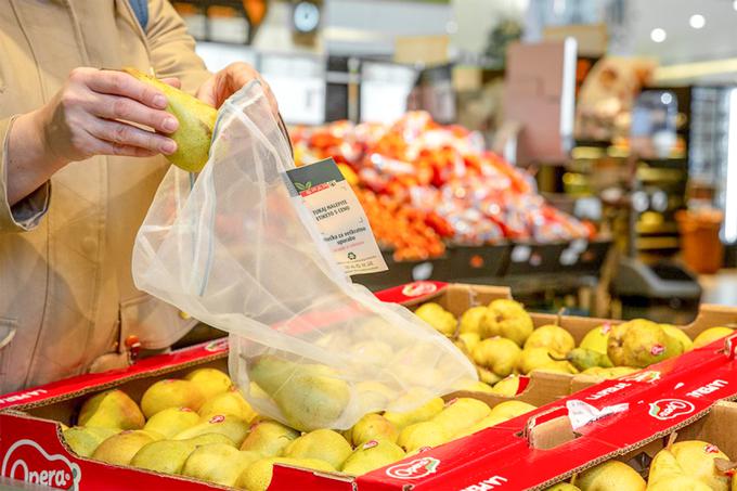 Namesto plastičnih vrečk lahko v Sparu za nakup sadja in zelenjave uporabite mrežaste vrečke.  | Foto: 