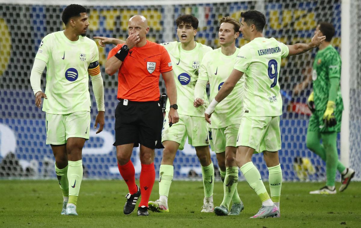 Inter Barcelona Marciniak | Poljski sodnik Szymon Martiniak se je soočil s številnimi kritikami nogometašev Barcelone. | Foto Reuters