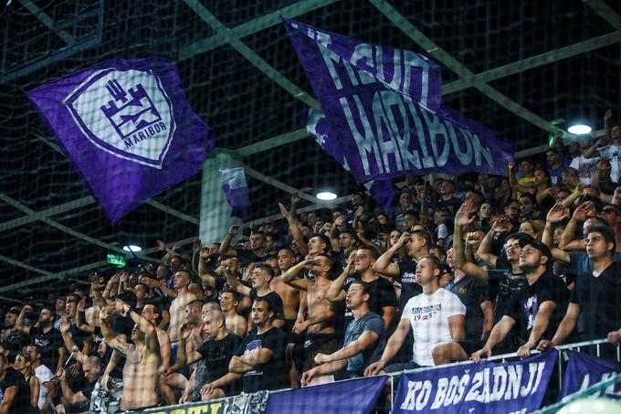 ... navijači Maribora pa na južni tribuni štadiona v Stožicah. | Foto: Grega Valančič / Sportida