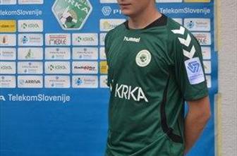 Rekorder, ki ima tremo pred novinarji