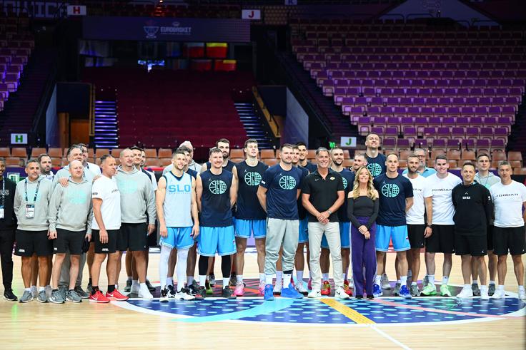 Poseben obisk iz LA Lakers na treningu Slovenije. | Foto: Guliverimage