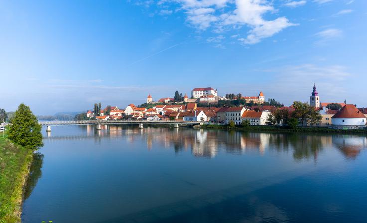 Obdravski naselitveni tok je bil verjetno poleg obmurskega najzgodnejši slovanski naselitveni tok na območju današnje Slovenije. Za zdaj ostaja odprto, ali so ti Slovani prišli s severa ali z jugovzhoda (ob Dravi in Muri navzgor), čeprav je zadnja teorija verjetnejša. Na fotografiji: Ptuj. | Foto: Guliverimage
