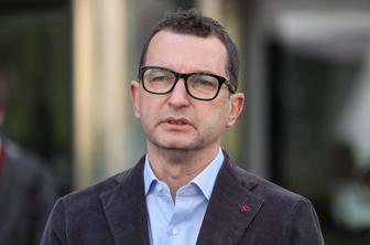 Milosavljević zavrnil možnost vplivanja vlade na izbris profila vplivneža na družbenem omrežju