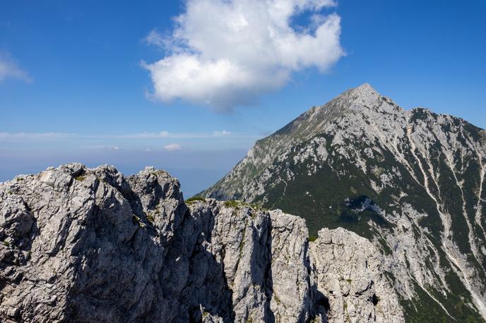 pohod na Mali Grintovec | Pogled z Malega Grintovca (levo je najvišja točka) proti Storžiču v ozadju. | Foto Matej Podgoršek