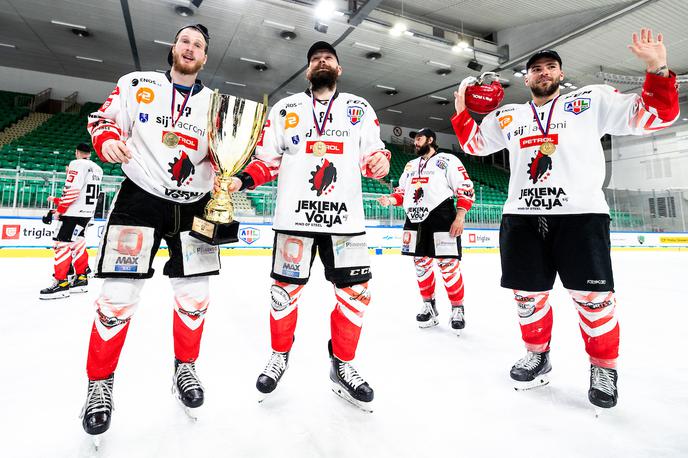 Jesenice prvaki - Olimpija finale | Hokejisti Jesenic so po zaostanku z 0:2 priredili preobrat, v podaljšku zadeli za 3:2 in 36. državno zvezdico. | Foto Matic Klanšek Velej/Sportida