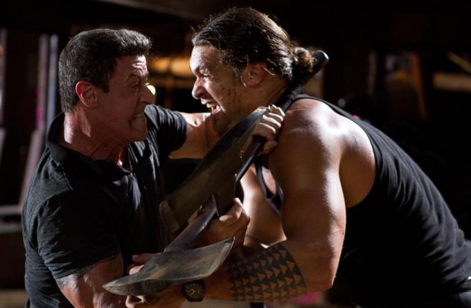 Jason Momoa in Sylvester Stallone med prizorom v filmu Krogla v glavo (Bullet to the Head). | Foto: IMDb