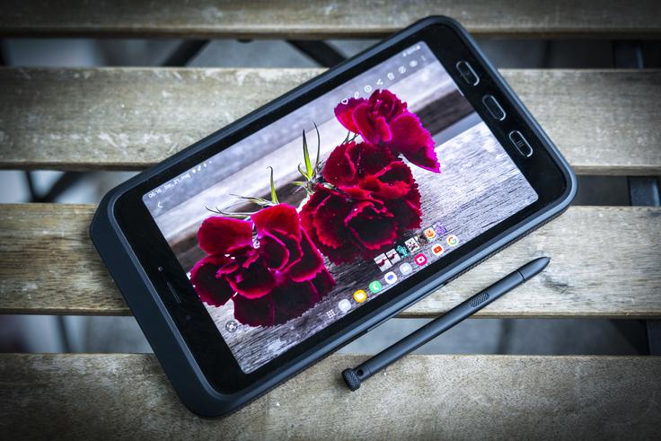 Tablici Samsung Galaxy Tab Active5 5G je priloženo prilagojeno pisalo S Pen, ki ima samo mehanske funkcije. | Foto: Ana Kovač