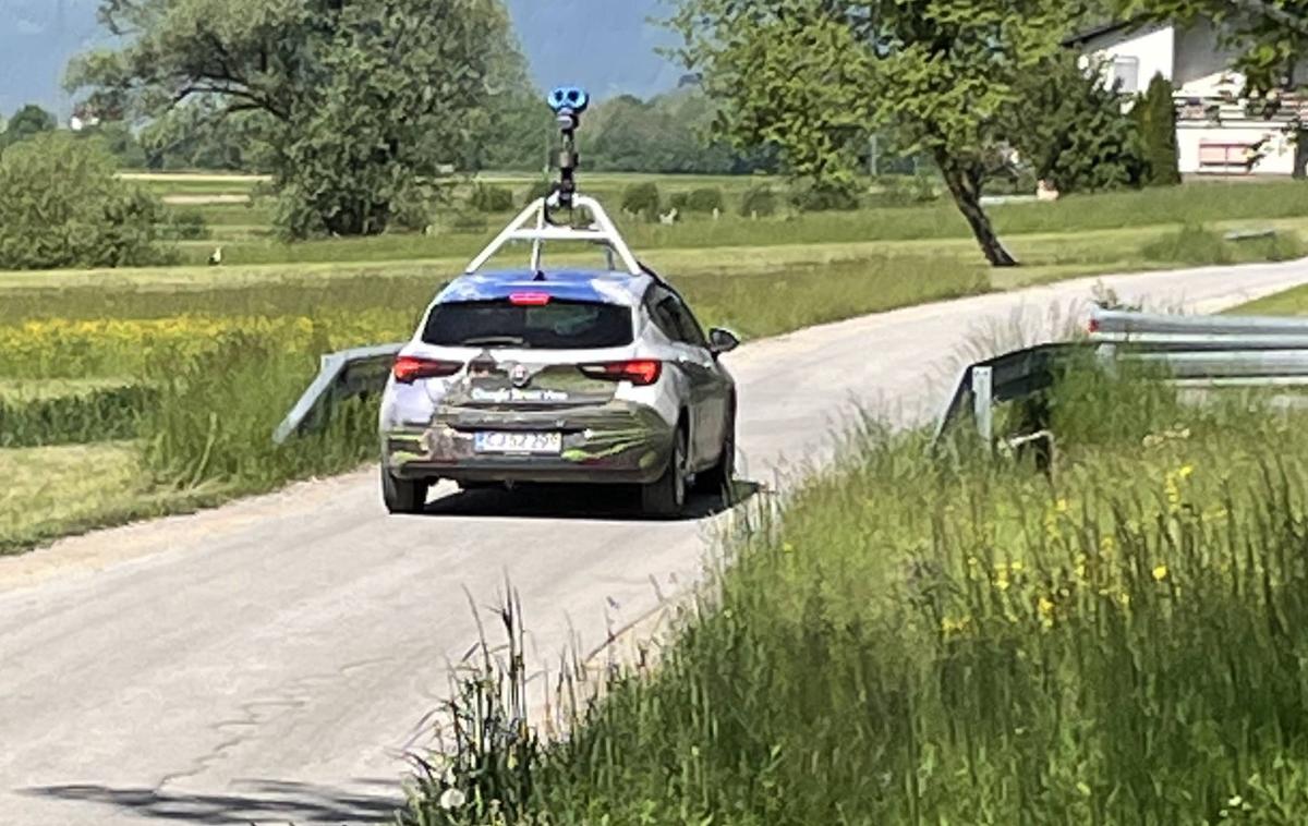 Google Street View avto | Tale Googlov avtomobil smo danes ujeli na eni od precej odmaknjenih podeželskih cest v Spodnji Savinjski dolini.  | Foto Matic Tomšič