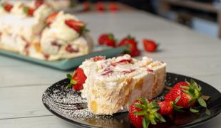 Lahkotna in sveža: recept za rulado Pavlova z jagodami #video