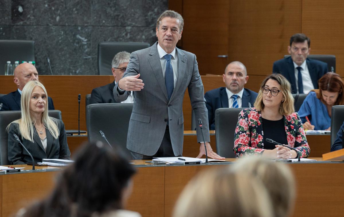 Robert Golob | Predsednik vlade je kot običajno odgovoril na tri vprašanja opozicijskih poslancev in eno vprašanje koalicijskega poslanca. | Foto STA