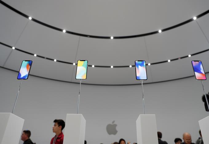 Da ima iPhone X podoben zaslon kot Samsungovi pametni telefoni, ni naključje, saj je zaslon zanj izdelal prav Samsung.  | Foto: Apple