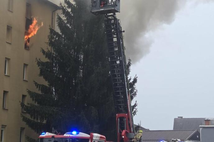 požar | Gasilci so požar pogasili, stanovalci bloka, ki so bili ob intervenciji evakuirani, pa so se lahko vrnili v svoja stanovanja. | Foto Posnetek zaslona / Družbena omrežja