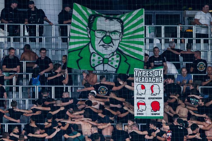 Tako so pripadniki navijaške skupine Green Dragons "našemili" predsednika kluba v klovna. | Foto: Aleš Fevžer