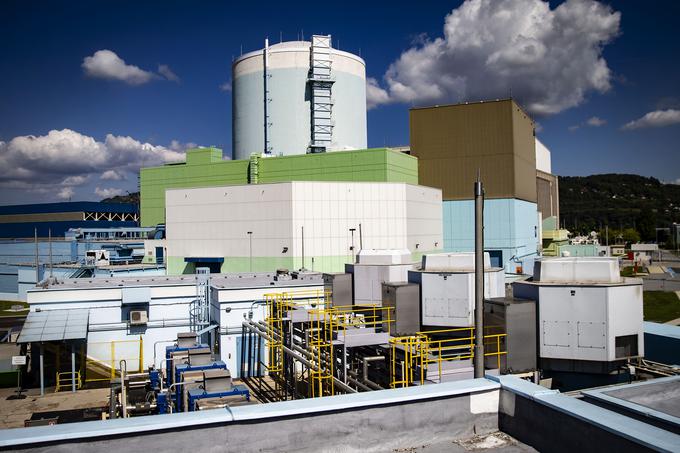 Pogled na del jedrske elektrarne Krško. Najvišji del v ozadju je reaktorska zgradba, v kateri je reaktorska posoda z gorivnimi elementi. | Foto: Ana Kovač