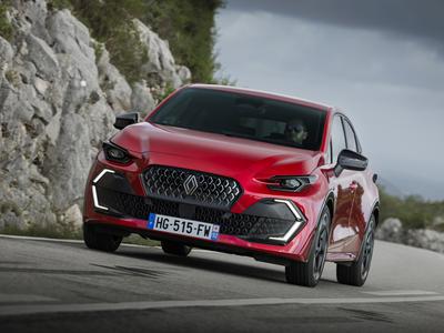 Renault clio: ali je res drag ali smo se spremenili mi? Primerjava cen skozi leta.