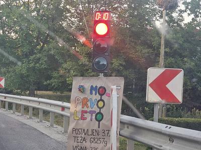 Šala domačinov v Brežicah: za "rojstni dan" so okrasili semafor #foto