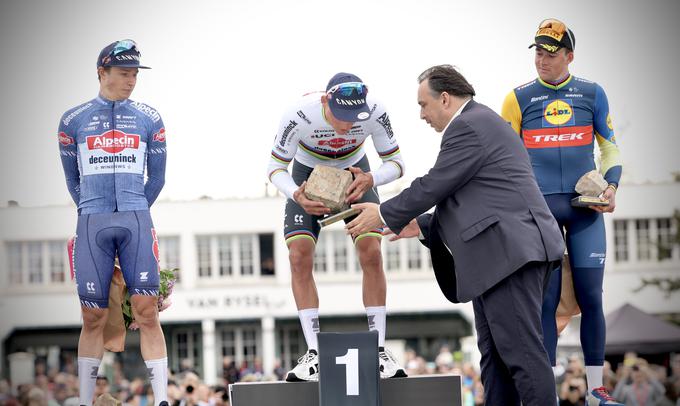 Zmagovalna trojka na lanski izvedbi dirke Pariz-Roubaix: Philipsen, zmagovalec Mathieu van der Pole in Mads Pedersen. | Foto: Ana Kovač