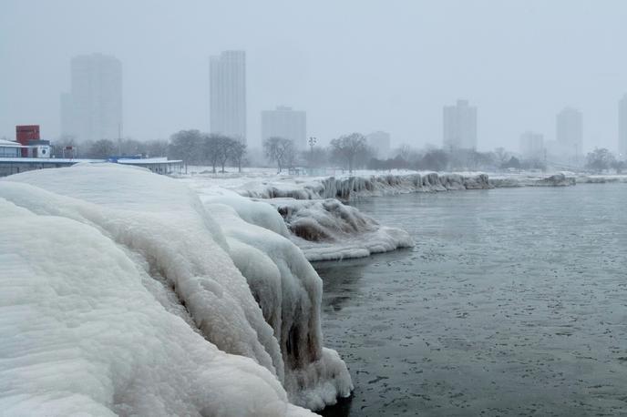 Chicago, mraz | Chicago se je v zadnjih dneh spremenil v ledeno kocko, a temperaturni rekord za zdaj še ni padel. V mestu je bilo najhladneje 20. januarja 1985, ko se je živo srebro spustilo do skoraj minus 33 stopinj. Ker v Chicagu v teh dneh tudi močno piha veter - metropola se namreč ne imenuje zaman Windy City oziroma Vetrovno mesto, se tamkajšnjim prebivalcem sicer zdi, da so temperature bližje minus 45 stopinjam Celzija. | Foto Reuters