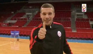 Poldi z metom s polovice izzval nemškega zvezdnika iz lige NBA video
