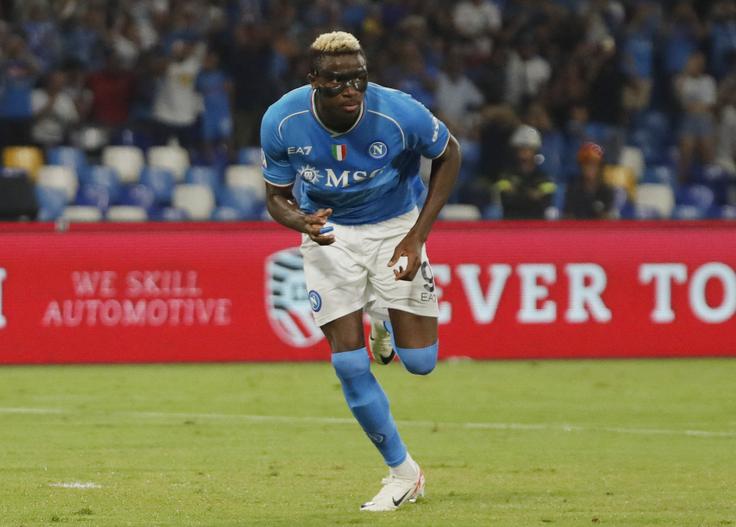 Victor Osimhen je aktualnega prvaka Napoli v vodstvo z 1:0 popeljal s strelom z bele točke. | Foto: Reuters