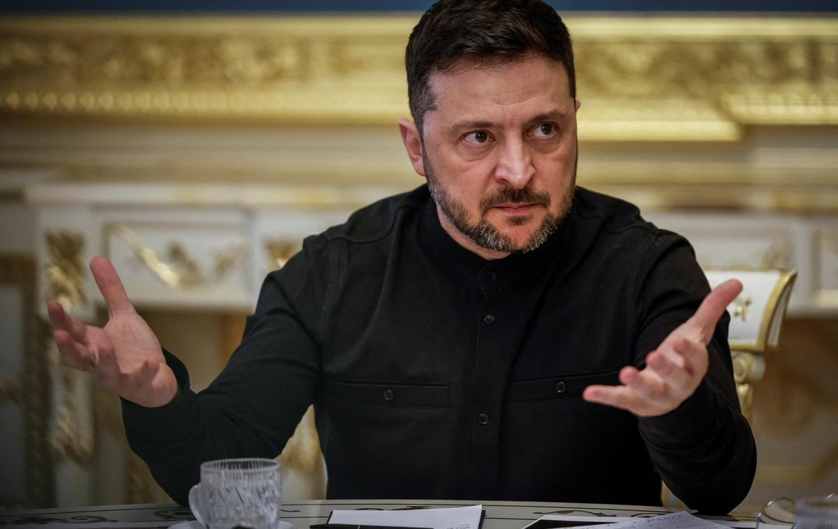 Volodimir Zelenski | Ukrajinski predsednik Volodimir Zelenski ocenjuje, da je povsem mogoče, da bo Rusija že pred koncem vojne v Ukrajini odprla drugo fronto proti še eni evropski državi. "Pozabiti moramo na splošen evropski skepticizem, da želi Putin najprej zasesti Ukrajino, nato pa morda še kaj. Lahko stori oboje hkrati," je opozoril. | Foto Reuters