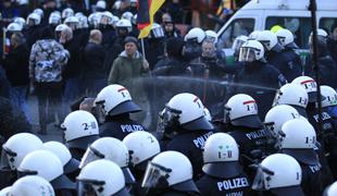 Nasilje v Kölnu: policija prekinila protest skrajne desnice (foto)