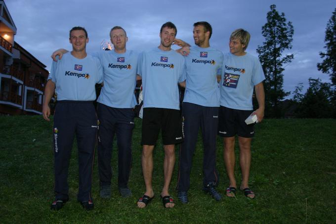 Na pripravah slovenske izbrane vrste leta 2004 v družbi Zorana Jovičića, Andreja Kastelica, Matjaža Brumna in Luke Žvižeja | Foto: Sportida
