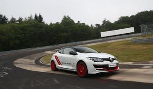 Renault skupaj z Akrapovičem do rekorda na Nordschleifu (video)
