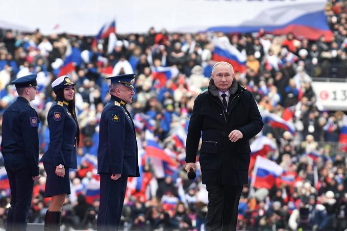Vladimir Putin na državnem domoljubnem shodu na stadionu Lužniki v Moskvi | Foto: Reuters