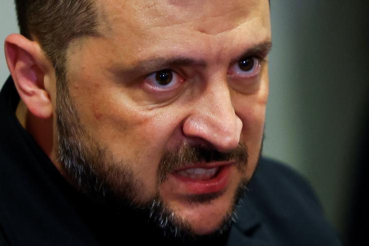 Ob tem je ocenil, da je ceneje in lažje zdaj ustaviti Putina kot spustiti se v globalno oboroževalno tekmo. Kljub temu je priznal, da brez orožja ne gre. "Če narod želi mir, mora še vedno pridobivati orožje (...), orožje odloča, kdo preživi," je poudaril in izpostavil, da Ukrajina nima "velikih debelih raket, s katerimi se diktatorji radi hvalijo na paradah". | Foto: Reuters