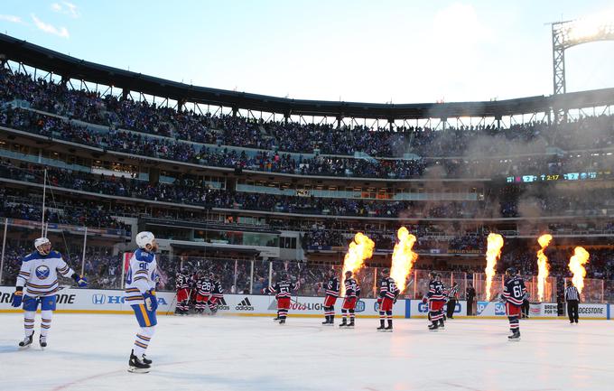 Tradicionalna novoletna zimska klasika bo na stadionu Notre Dame. Pomerila se bosta Chicago Blackhawks in Boston Bruins. | Foto: Reuters