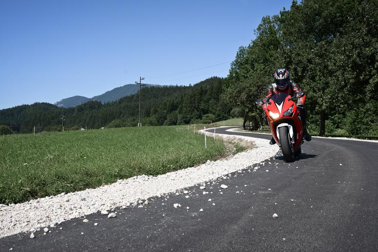 Varnost motoristov lahko izboljšamo že s tem, da v ovinkih ne trosimo peska po asfaltu z vožnjo prek bankin. | Foto: Klemen Korenjak