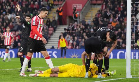 Lukasz Fabianski pri zavesti po hudem trku z Nathanom Woodom