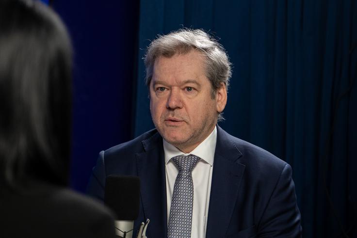 Pri zlorabah in plagiatorstvu je poudaril, da umetna inteligenca omogoča zelo prefinjene manipulacije in tudi kreiranje izmišljenih vsebin, a je dodal še en poudarek: edini način boja proti temu je spet umetna inteligenca. | Foto: Liam Toni Šironjič