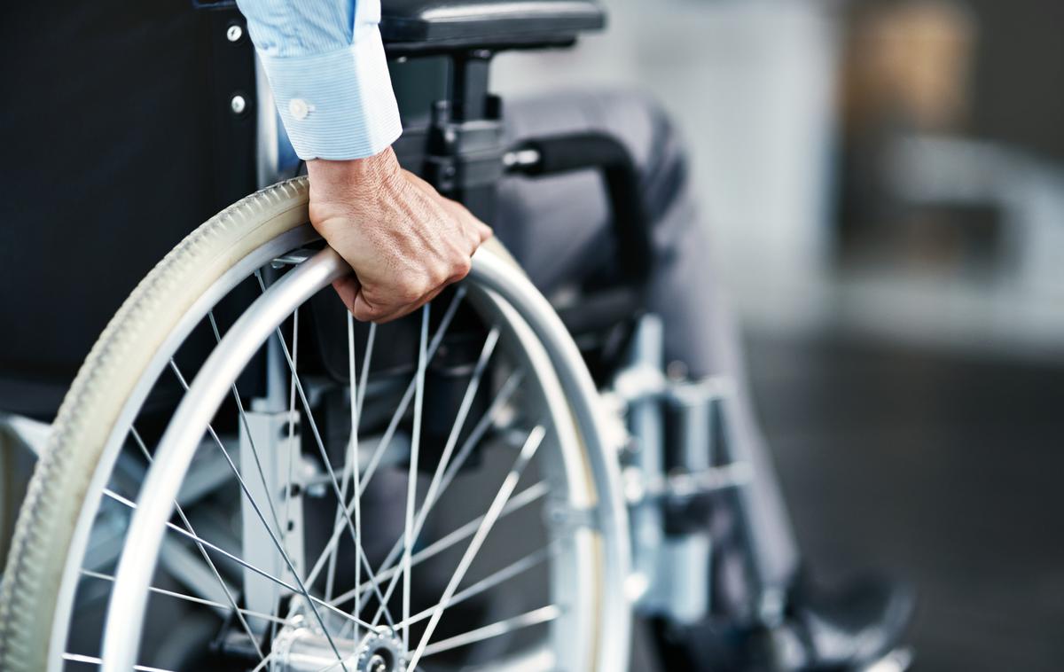 Invalid, oseba s posebnimi potrebami, voziček | V poslanski skupini SDS so se zavzeli za dosledno omogočanje dostopa invalidnim osebam do volišč. | Foto Shutterstock