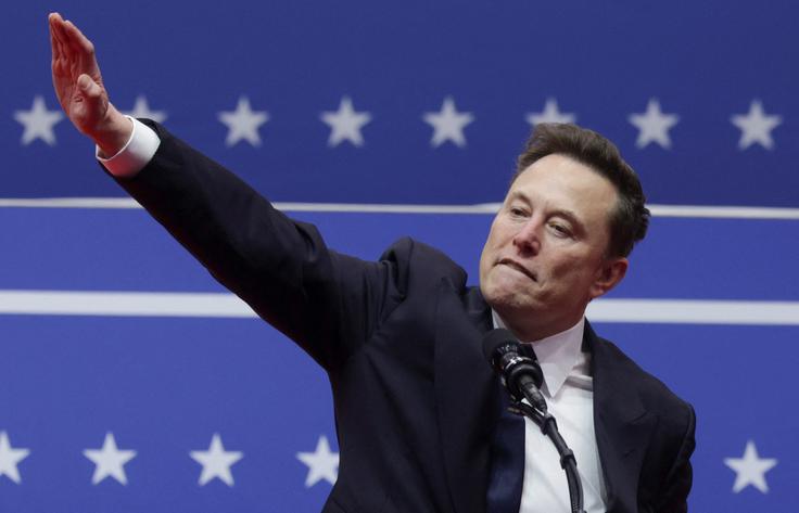 Low, ki je judovskega rodu, trdi, da Musk ni nacist, čeprav sovraži nekatere Jude, kot je njegov tekmec na področju umetne inteligence Sam Altman. Fašistični oziroma Hitlerjev pozdrav je Musk po mnenju Lowa uporabil zato, ker se je bal, da ga bo Steve Bannon izpodrinil pri Trumpu, pa tudi zato, ker uživa v vznemirjenju. | Foto: Reuters